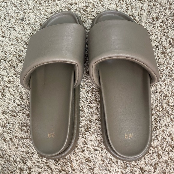 H&M Slides/SOLD - Picture 2 of 9